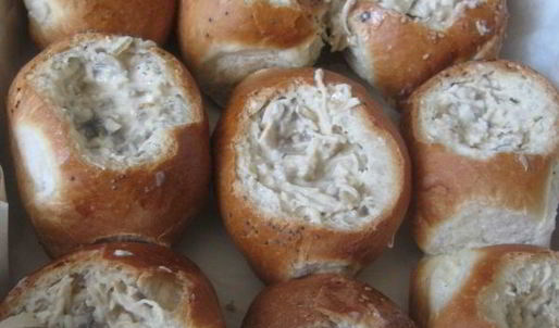 жюльен с курицей и грибами в булочке